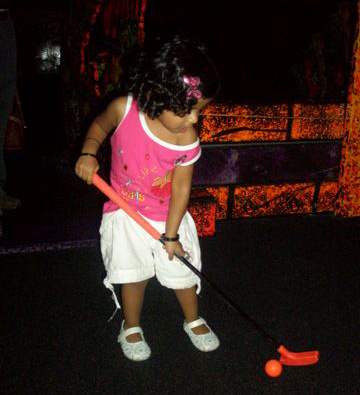 Akshara plays mini-golf at golfway