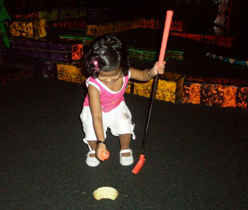 Akshara plays mini-golf at golfway